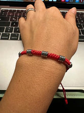 Cargar imagen en el visor de la galería, OCHRANA Pulsera ajustable de macramé roja de nudo de serpiente con acero inoxidable de 6mm
