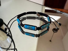 Cargar imagen en el visor de la galería, OCHRANA Pulsera ajustable de macramé café con jaspe azul cilindrico y acero inoxidable de 4mm
