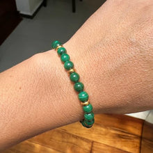 Cargar imagen en el visor de la galería, OCHRANA Pulsera ajustable de malaquita verde y acero inoxidable dorado de 6mm
