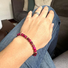 Cargar imagen en el visor de la galería, OCHRANA Pulsera ajustable de ojo de tigre rosa y acero inoxidable dorado de 6mm
