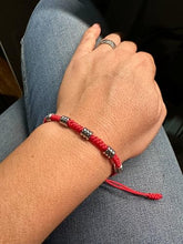 Cargar imagen en el visor de la galería, OCHRANA Pulsera ajustable de macramé roja de nudo de serpiente con acero inoxidable de 6mm
