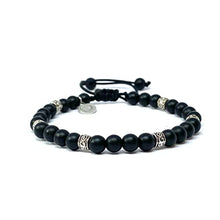 Cargar imagen en el visor de la galería, OCHRANA Pulsera ajustable de ágata negra con plata tibetana de 6mm
