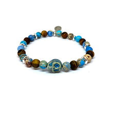 Cargar imagen en el visor de la galería, OCHRANA Pulsera elástica de 17.5 cm de piedra de jaspe y sedimento azul, ojo de tigre mate y hematita plateada con calavera de cerámica
