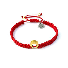 Cargar imagen en el visor de la galería, OCHRANA Pulsera ajustable de macramé roja con dije dorado de acero inoxidable en forma de herradura de 8mm
