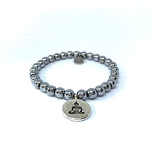 Cargar imagen en el visor de la galería, OCHRANA Pulsera elástica de 17.5 cm de hematita silver con dije de buda de 6mm
