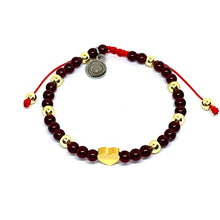 Cargar imagen en el visor de la galería, OCHRANA pulsera ajustable de cristal rojo, hematita dorada y dije de corazón de acero de 4mm
