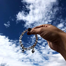 Cargar imagen en el visor de la galería, Pulsera de 17.5 cm con cuarzo cristal, hematita plateada y dije de mano de Fátima de 8mm - Ochrana México
