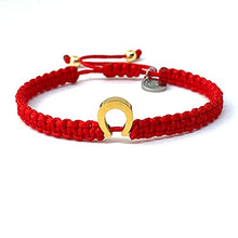 Cargar imagen en el visor de la galería, OCHRANA Pulsera ajustable de macramé roja con dije dorado de acero inoxidable en forma de herradura de 8mm
