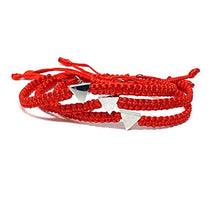 Cargar imagen en el visor de la galería, Pulsera ajusteble de macrame roja con dije de acero inoxibable en forma de triangulo de 4mm - Ochrana México
