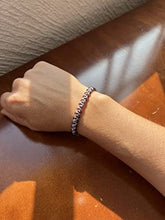 Cargar imagen en el visor de la galería, OCHRANA pulsera ajustable de macramé plateado con cristal facetado morado
