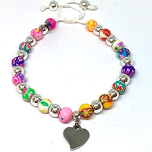 Cargar imagen en el visor de la galería, Pulsera Ajustable de hematita Plateada con Cuentas de Arcilla de 6mm y Dije de corazón - Ochrana México
