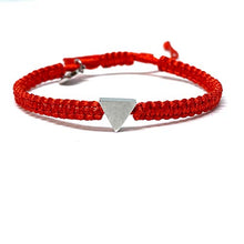 Cargar imagen en el visor de la galería, Pulsera ajusteble de macrame roja con dije de acero inoxibable en forma de triangulo de 4mm - Ochrana México
