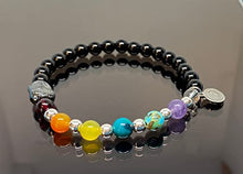 Cargar imagen en el visor de la galería, OCHRANA Pulsera elástica de 17.5 cm de los 7 Chakras con ágata negra de 6mm, dije de buda

