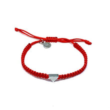 Cargar imagen en el visor de la galería, Pulsera ajusteble de macrame roja con dije de acero inoxibable en forma de triangulo de 4mm - Ochrana México
