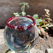 Cargar imagen en el visor de la galería, OCHRANA Pulsera ajustable de cristal rojo y plata tibetana y nudo chino de 6mm
