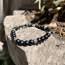 Cargar imagen en el visor de la galería, OCHRANA Pulsera ajustable de ágata negra con plata tibetana de 6mm

