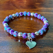 Cargar imagen en el visor de la galería, OCHRANA Pulsera elástica de 17.5 cm de piedra de jaspe sedimento morado de 6mm con dije de acero de corazón
