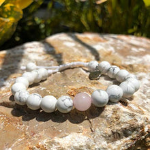 Cargar imagen en el visor de la galería, Ochrana Pulsera Ajustable de howlita Blanca y Cuarzo Rosa de 8mm
