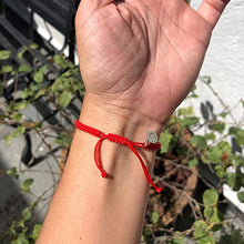 Cargar imagen en el visor de la galería, Pulsera ajusteble de macrame roja con dije de acero inoxibable en forma de elefante de 4mm - Ochrana México
