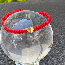 Cargar imagen en el visor de la galería, OCHRANA Pulsera ajustable de macramé roja con dije dorado de acero inoxidable en forma de corazón de 15mm
