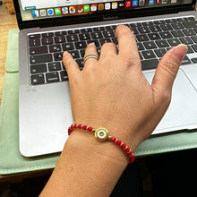 Cargar imagen en el visor de la galería, OCHRANA Pulsera ajustable de cristal facetado color rojo con ojo turco de acero inoxidable dorado
