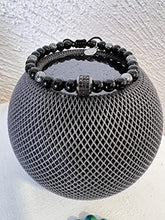 Cargar imagen en el visor de la galería, OCHRANA Pulsera ajustable de ágata negra con hematita y dije zirconia redonda negra de 6mm
