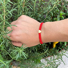 Cargar imagen en el visor de la galería, OCHRANA Pulsera ajustable de macramé roja con dije dorado de acero inoxidable en forma de corazón de 15mm
