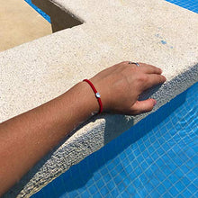 Cargar imagen en el visor de la galería, Pulsera ajusteble de macrame roja con dije de acero inoxibable en forma de elefante de 4mm - Ochrana México
