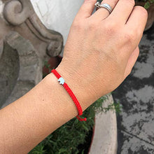 Cargar imagen en el visor de la galería, Pulsera ajusteble de macrame roja con dije de acero inoxibable en forma de elefante de 4mm - Ochrana México
