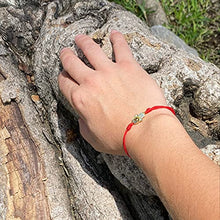 Cargar imagen en el visor de la galería, OCHRANA Pulsera ajustable de macramé roja con dije de mano de Fatima dorada de acero con zirconia
